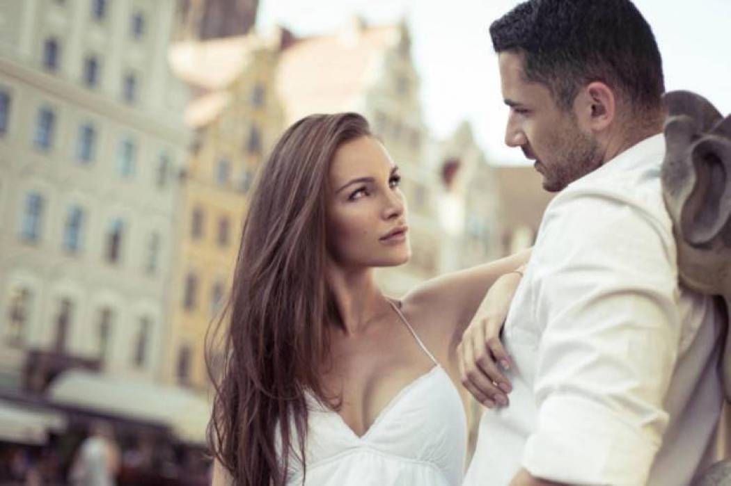 أكثر 3 أمور تزيد من جاذبيتك أمام الرجل.. ما هي؟