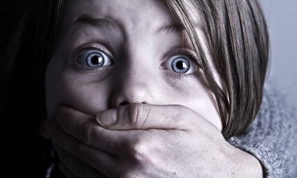 من أمام منزلها.. خطفوا ابنة الـ7 سنوات خلال انتظارها حافلة المدرسة