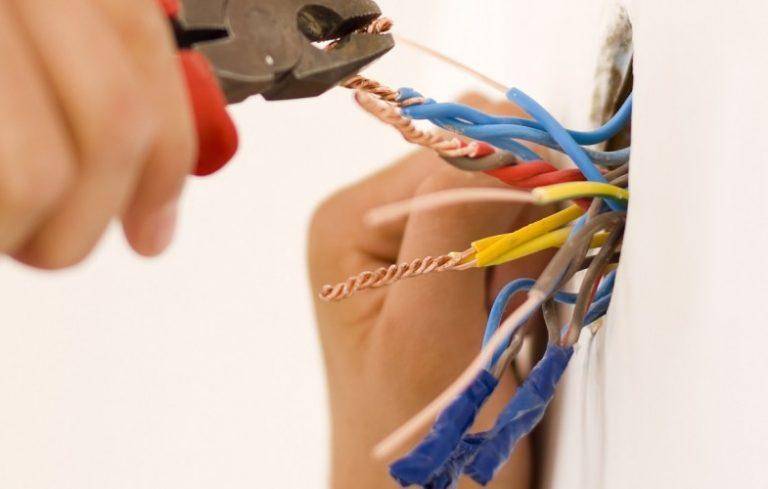 6 أفكار ديكور لإخفاء أسلاك الكهرباء بصورة محببة
