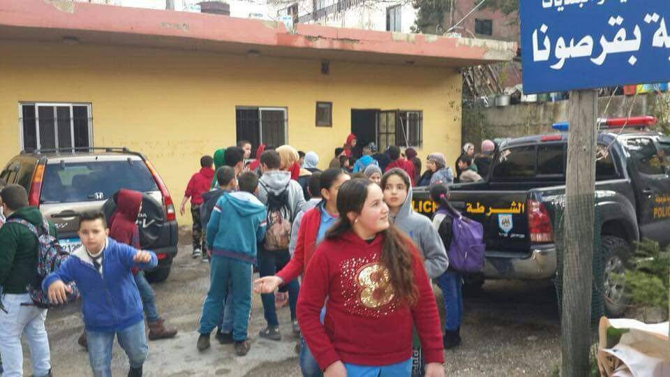 اعتصام لطلاب مدرسة بقرصونا الأولى في الضنية أمام مبنى البلدية للمطالبة بتأهيل الطريق المؤدية إلى المدرسة