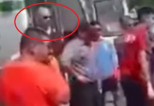بالفيديو: مخلوق غريب بموقع حادث يثير حيرة مستخدمي الإنترنت