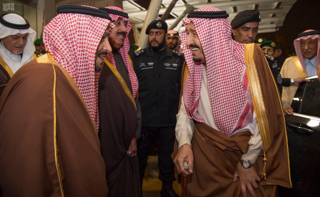 بالصور- ما قصة الهاتف الذي ظهر في صورة للملك سلمان قبل 64 عاماً؟