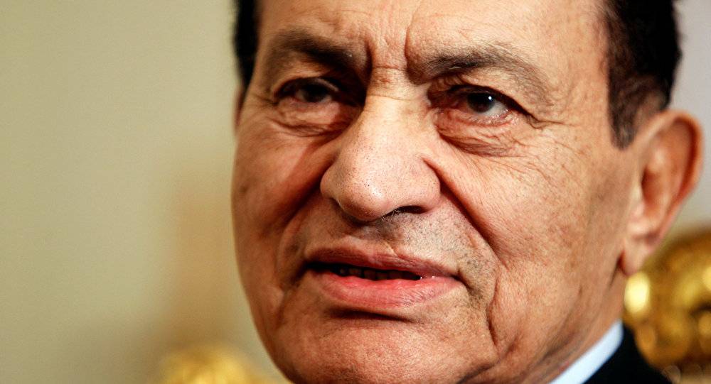صور لشاب كويتي مع مبارك وساسة مصريين تثير جدلا