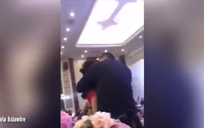 والد العريس يقبل العروس في حفل الزفاف ويشعل معركة (فيديو)