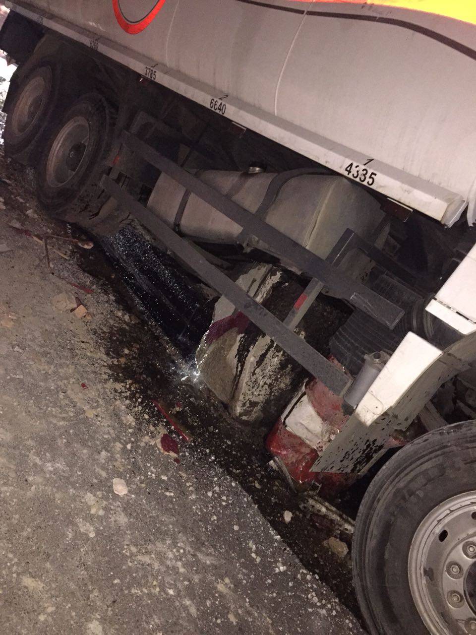 بالصورة..انزلاق صهريج مازوت عند حاجز للجيش في نيحا البقاعية