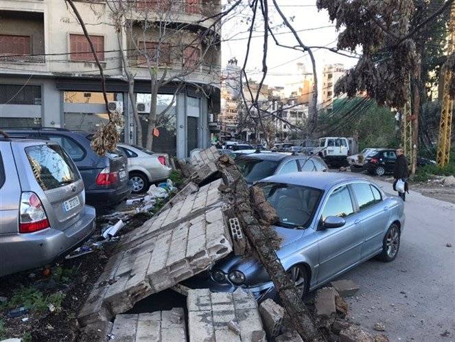 بالصور - انهيار حائط في مار مخايل - بيروت وتضرر عدد من السيارات