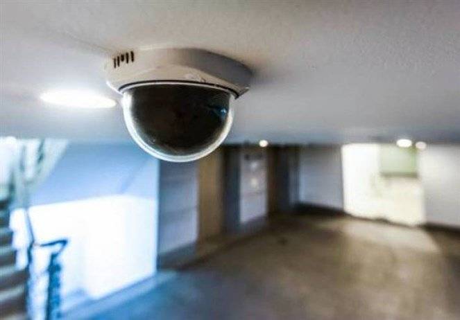 وضعا كاميرا خفية في المنزل لمراقبة المربية.. ما شاهداه كان صادماً!