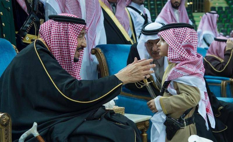 مَن هو الأمير الصغير الذي شارك الملك سلمان في العرضة؟
