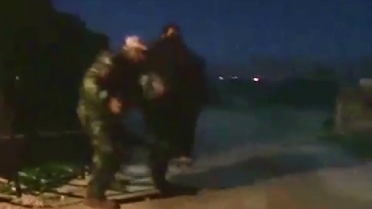 بالفيديو: عناصر من الجيش السوري يهربون طفلين سوريين من المسلحين في الغوطة الشرقية
