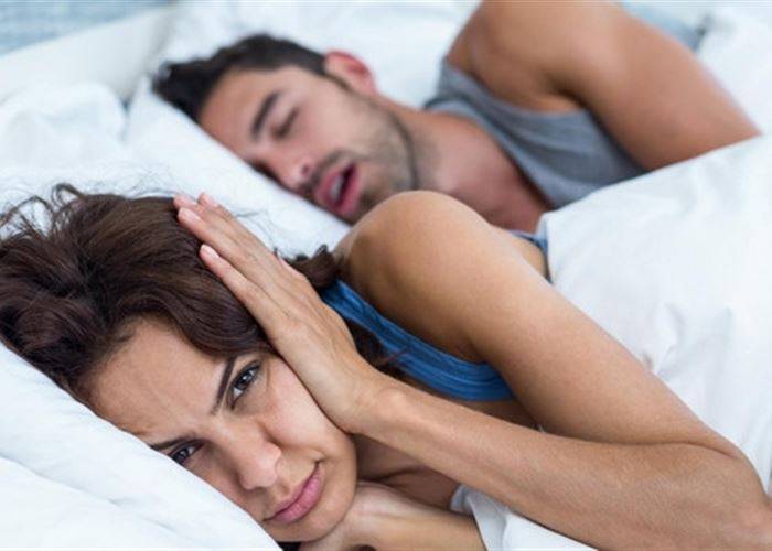 بعيداً عن الأدوية.. هكذا تتخلص من الشخير بشكل طبيعي