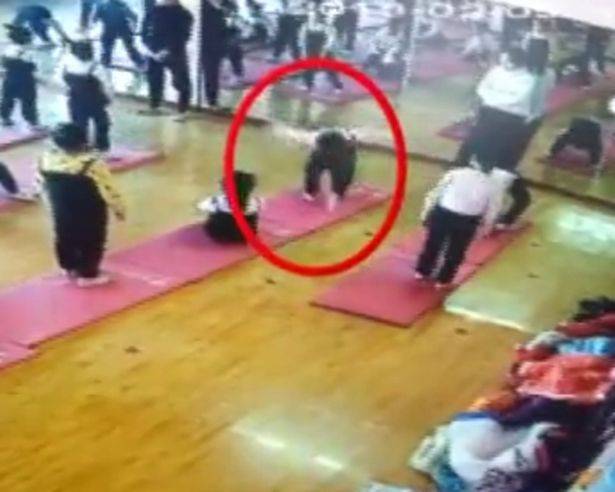 بالفيديو.. طفلة تصاب بالشلل بسبب "تمرين يوغا"!