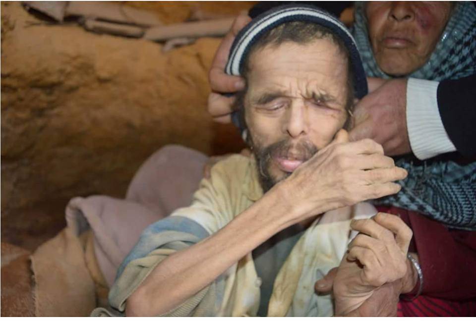بالفيديو والصور- تحتجز شقيقها في حفرة منذ 15 سنة!