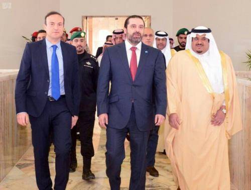 بالصور: الحريري يغادر الرياض