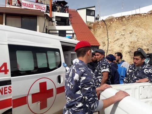 بالصور: انقاذ سيدة أصيبت بعد إنزلاقها على الثلج