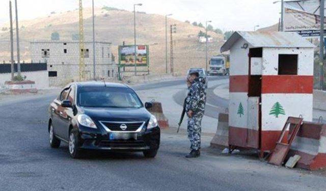 حاجز ظهر البيدر يوقف مطلوبين بجرائم مخدرات وتهريب أجانب