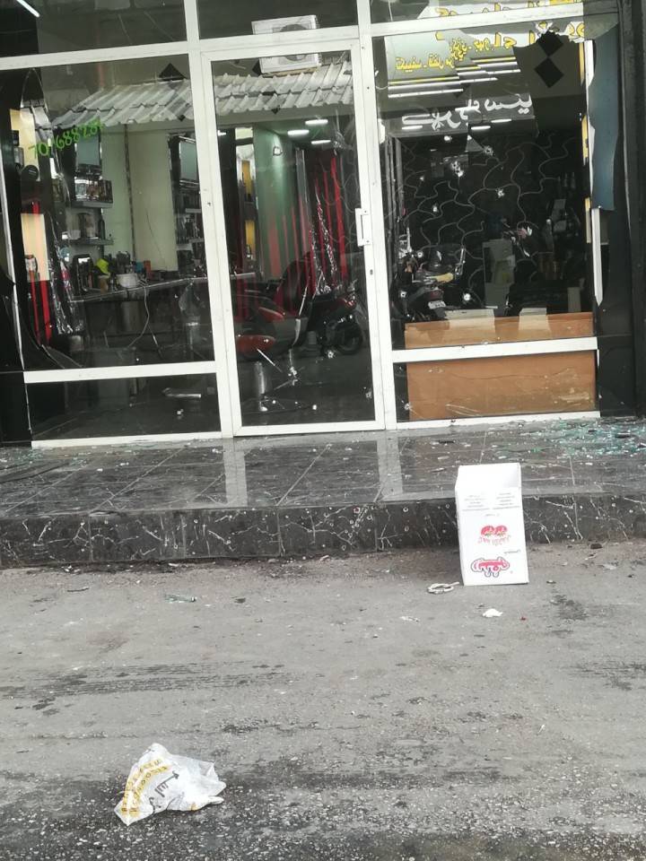 بالصور.. تضرر أحد المحلات نتيجة القاء قنبلة في التبانة