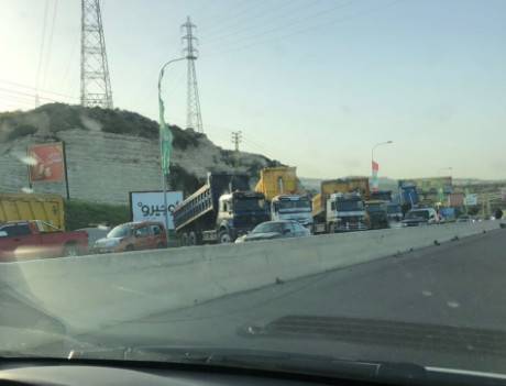 بالصورة.. أصحاب الشاحنات يقطعون الطريق في الزهراني