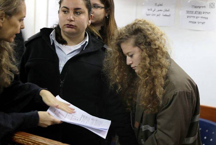 عهد التميمي تدرُس للإمتحانات الرسمية داخل سجنها!