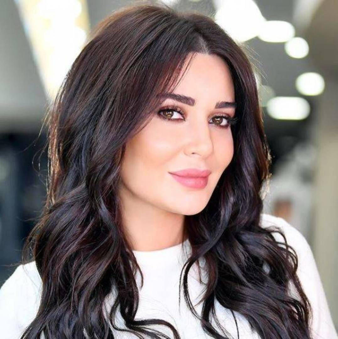 بالصورة: سيرين عبد النور تسخر من إطلالة إحدى النجمات!