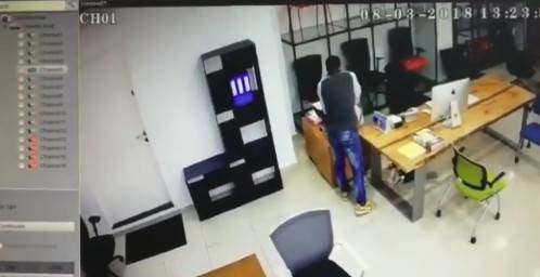 بالفيديو.. دخل ليسأل عن فرصة عمل فسرق حقيبة المديرة!