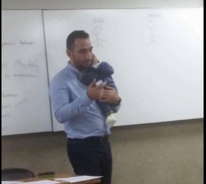 خلال المحاضرة.. طفلٌ يغفو على كتف استاذ جامعي!