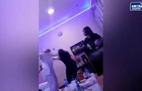 18+ شاهد... عراك وتبادل لكمات بين شاب عربي وفتيات من الجنسية الـ ....!