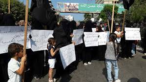 اهالي الموقوفين الاسلامين قطعوا الطرق المؤدية الى مستديرة عبد الحميد كرامي