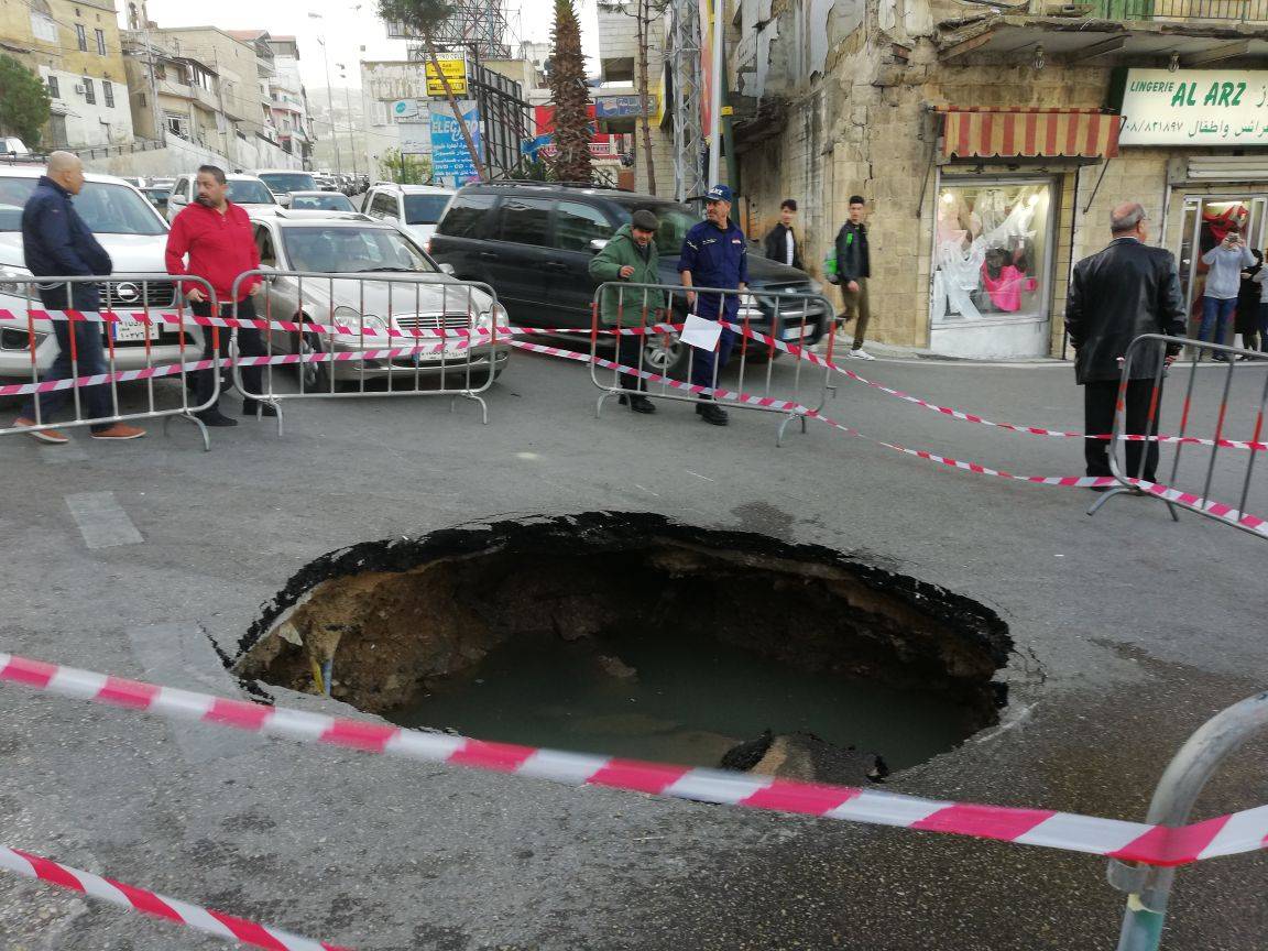 بالصورة...حفرة ضخمة على بولفار زحلة...و محافظ البقاع يتدخل