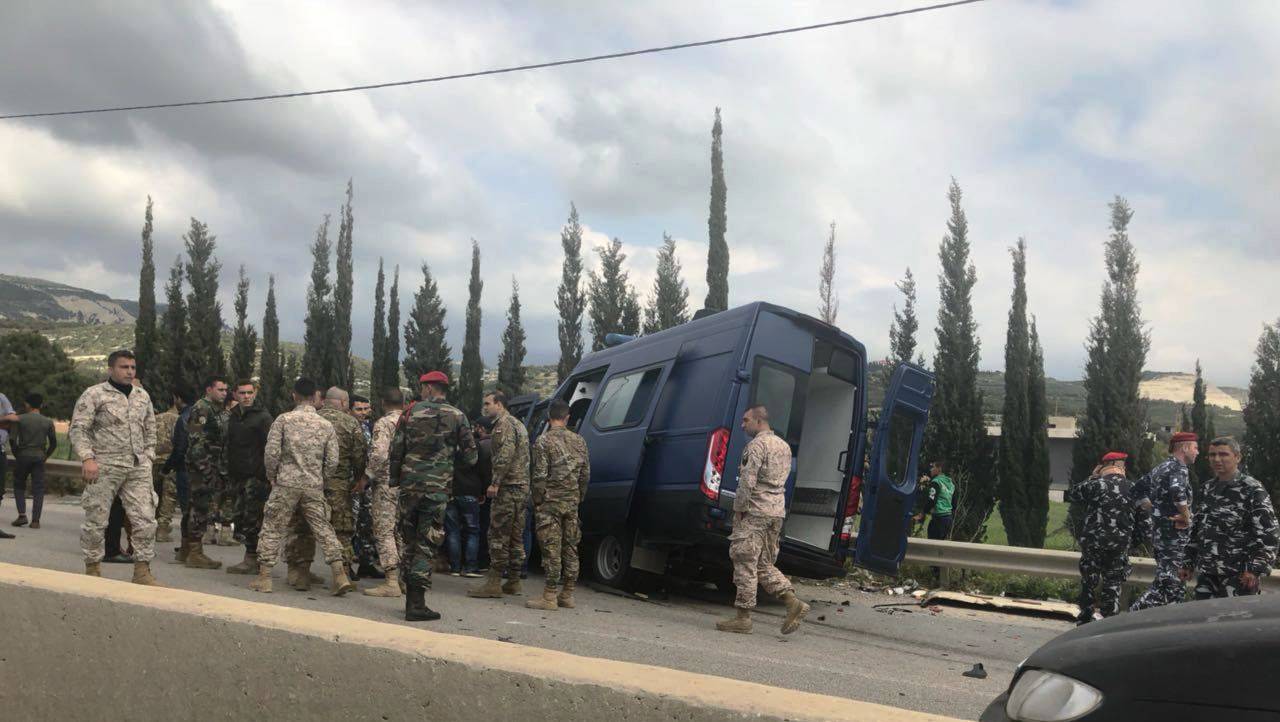 بالصورة..7 جرحى في حادث سير بين شاحنتين على اوتوستراد القلمون شكا