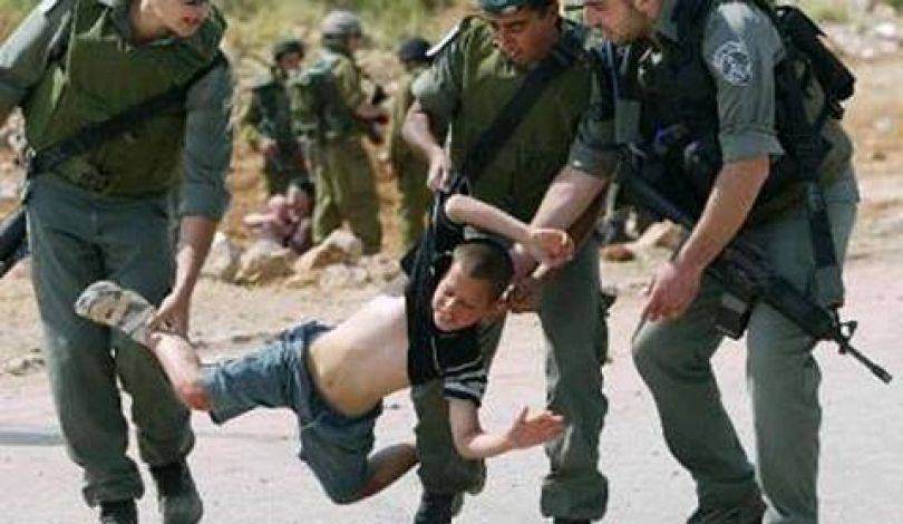 جنود إسرائيليون يعتدون على مسعف ويرفعون السلاح في وجهه (فيديو)