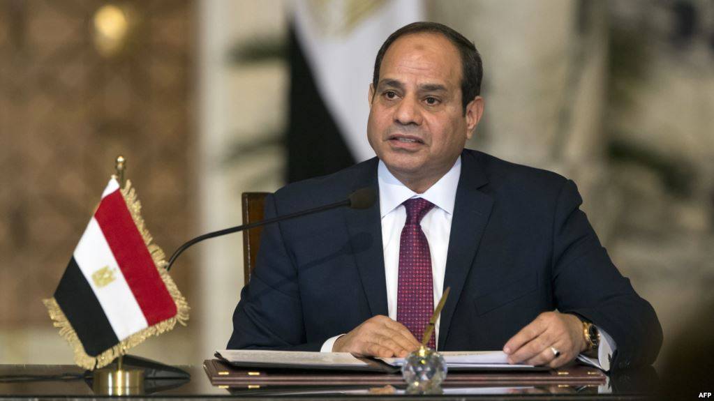 الرئيس السيسي يبيع ارض مصر