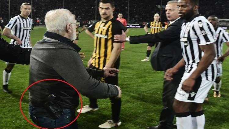 رئيس ناد يقتحم الملعب بمسدس مهددا الحكم بعد إلغاء هدف (فيديو)