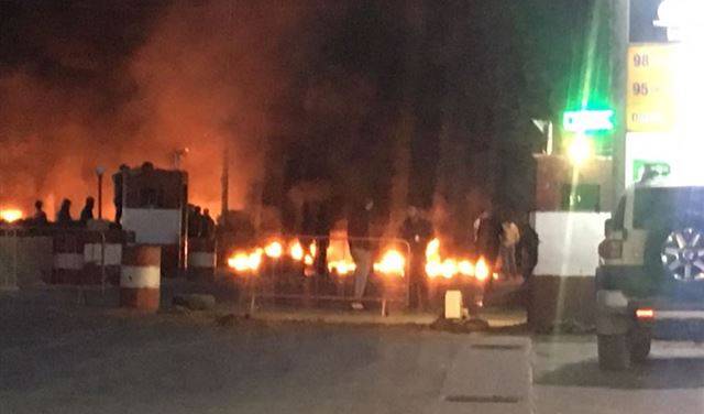 بالصورة: شبان قطعوا الطريق الدولية قرب مفرق بريتال بالاتجاهين
