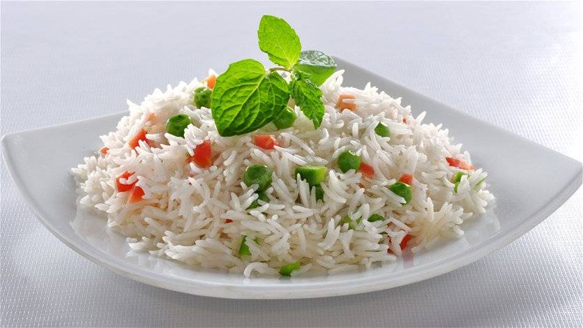 بالفيديو – مطعم سعودي يقدّم الأرز بالصراصير!