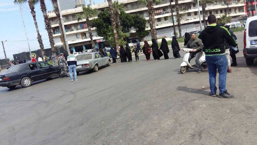 بالصورة: أهالي الموقوفين الاسلاميين يقطعون طريق طرابلس ـ عكار