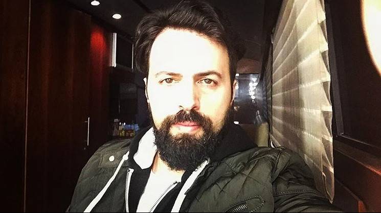تيم حسن ينشر صورة مع أولاده.. لن تصدّقوا الشبه!