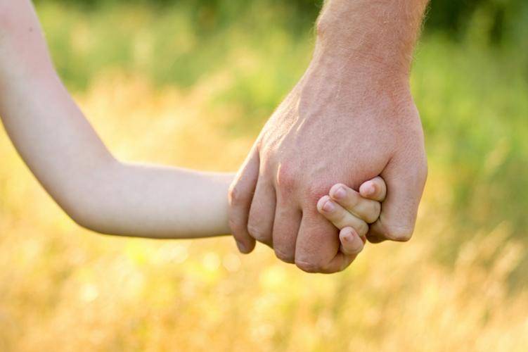 7 أشياء ينقلها الأب حتماً بالوراثة لأولاده