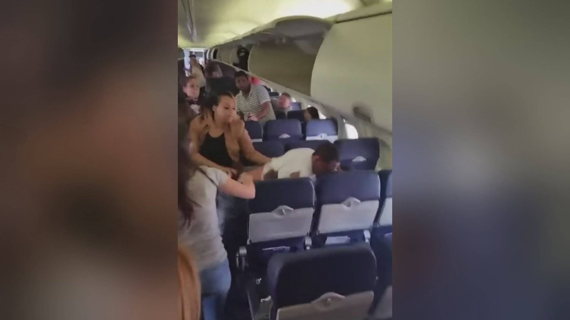 بالفيديو... مشاجرة عنيفة بين راكبين على متن طائرة