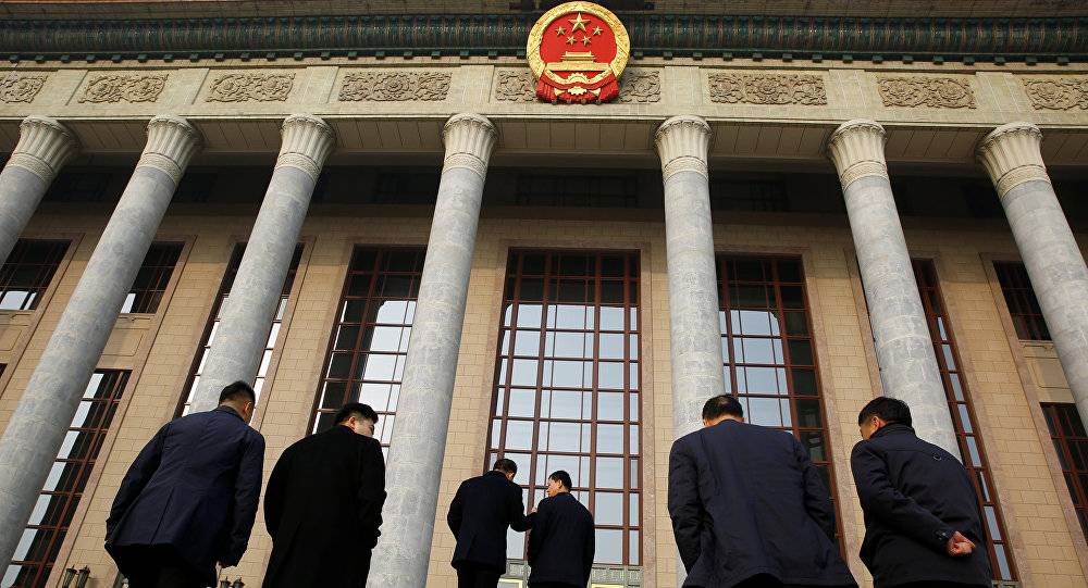 بالفيديو... الحكومة الصينية تعاقب مراسلة تلفزيونية استهزأت بزميلتها
