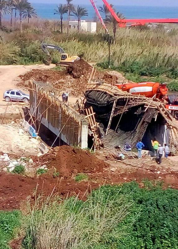 اصابة 5 عمال بجروح بانهيار جسر قيد الانشاء في سقي البداوي