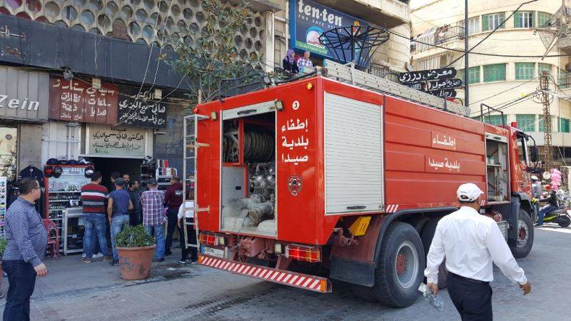 إخماد حريق في معمل حلويات في صيدا