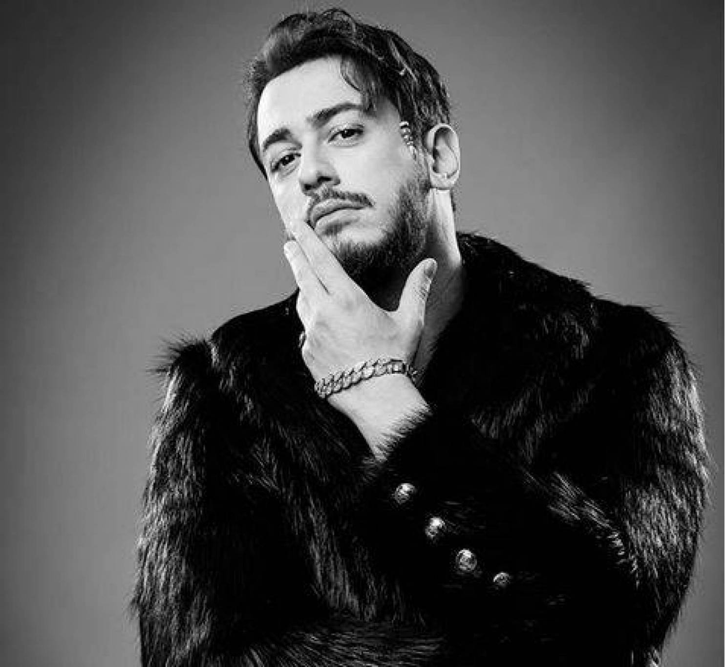 بالصور - سعد لمجرد يربك الجمهور بكلماته.. وهكذا ودع عائلته