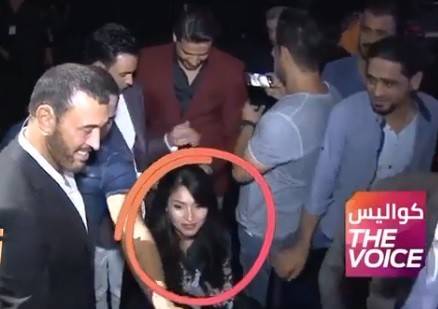 بالفيديو- عاملها وكأنها غير موجودة.. فيديو ملفت لكاظم الساهر  وخطيبته!