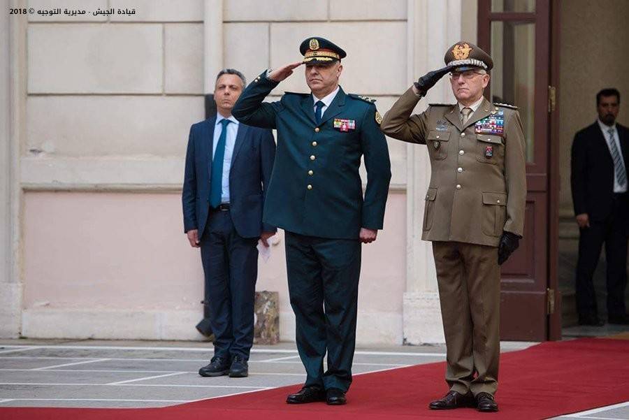 بمن التقى قائد الجيش في ايطاليا؟