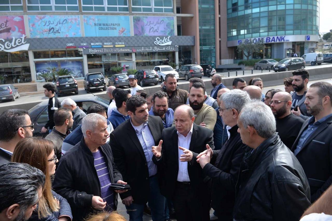 اعتصام لمصروفي البلد والوسيط وانتغرا امام مبنى المجموعة في المكلس