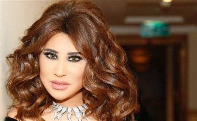 نجوى كرم تروي كيف سقط جزء من فستانها أمام الجمهور!