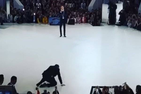 بالفيديو.. لافروف يقع على المسرح ويصدر تعليقًا مضحكًا