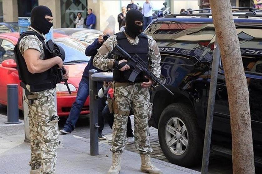 بالفيديو.. تصرّف صادم وغير لائق من عنصر أمني قرب مبنى الـTVA!