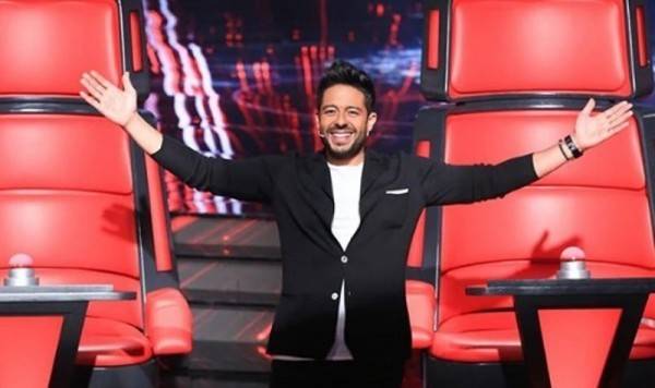 بالفيديو.. هكذا يدعم محمد حماقي فريقه في 
