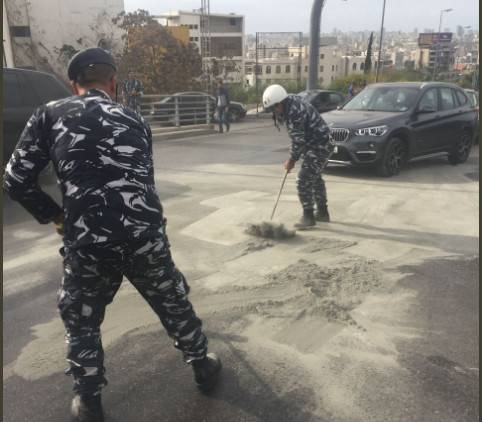بالصور..تسرّب مازوت على طريق بعبدا.. وقوى الأمن تتدخل